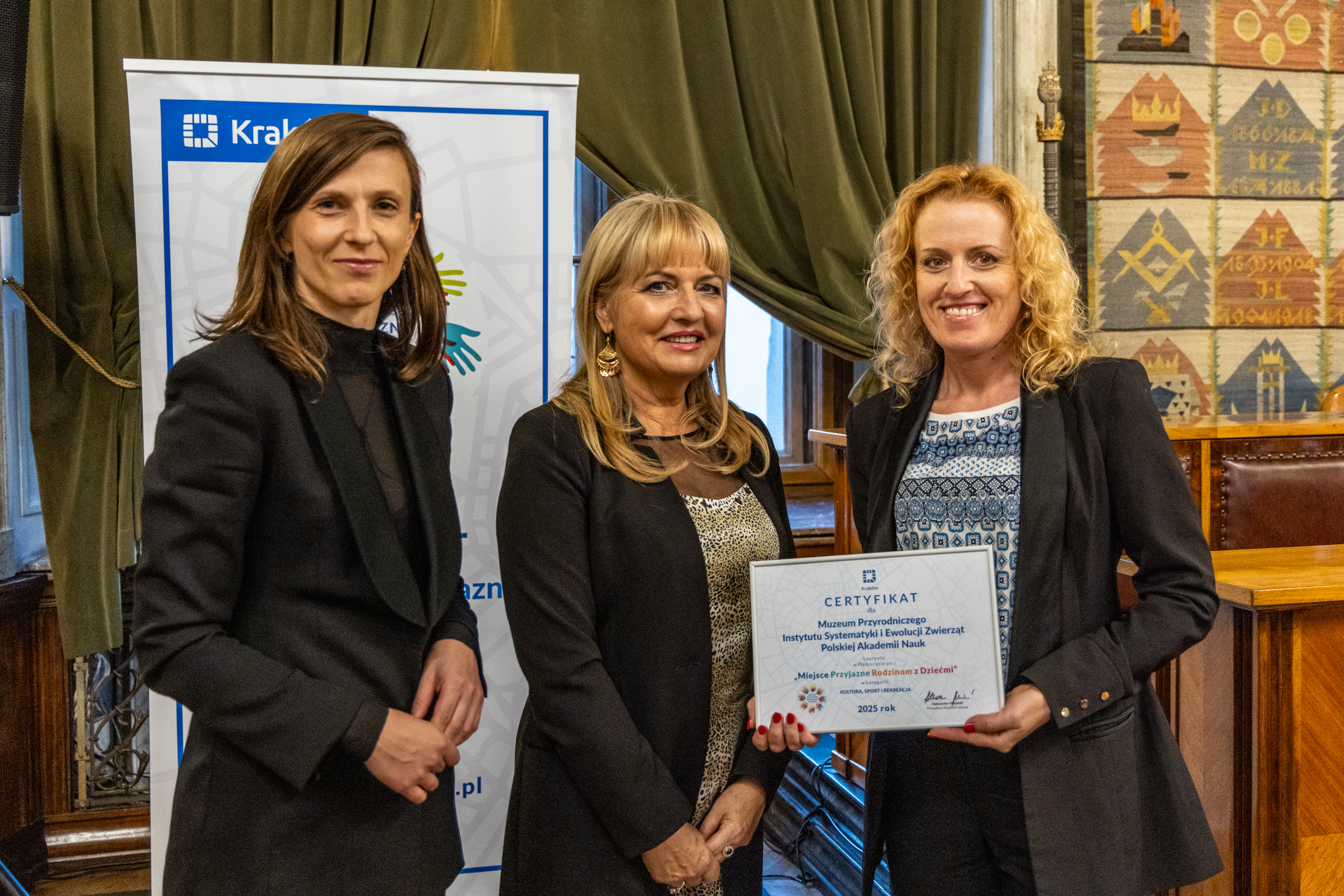 Ujęcie z gali wręczenia wyróżnienia „Miejsce Przyjazne Rodzinom z Dziećmi” – Muzeum Przyrodnicze ISEZ PAN