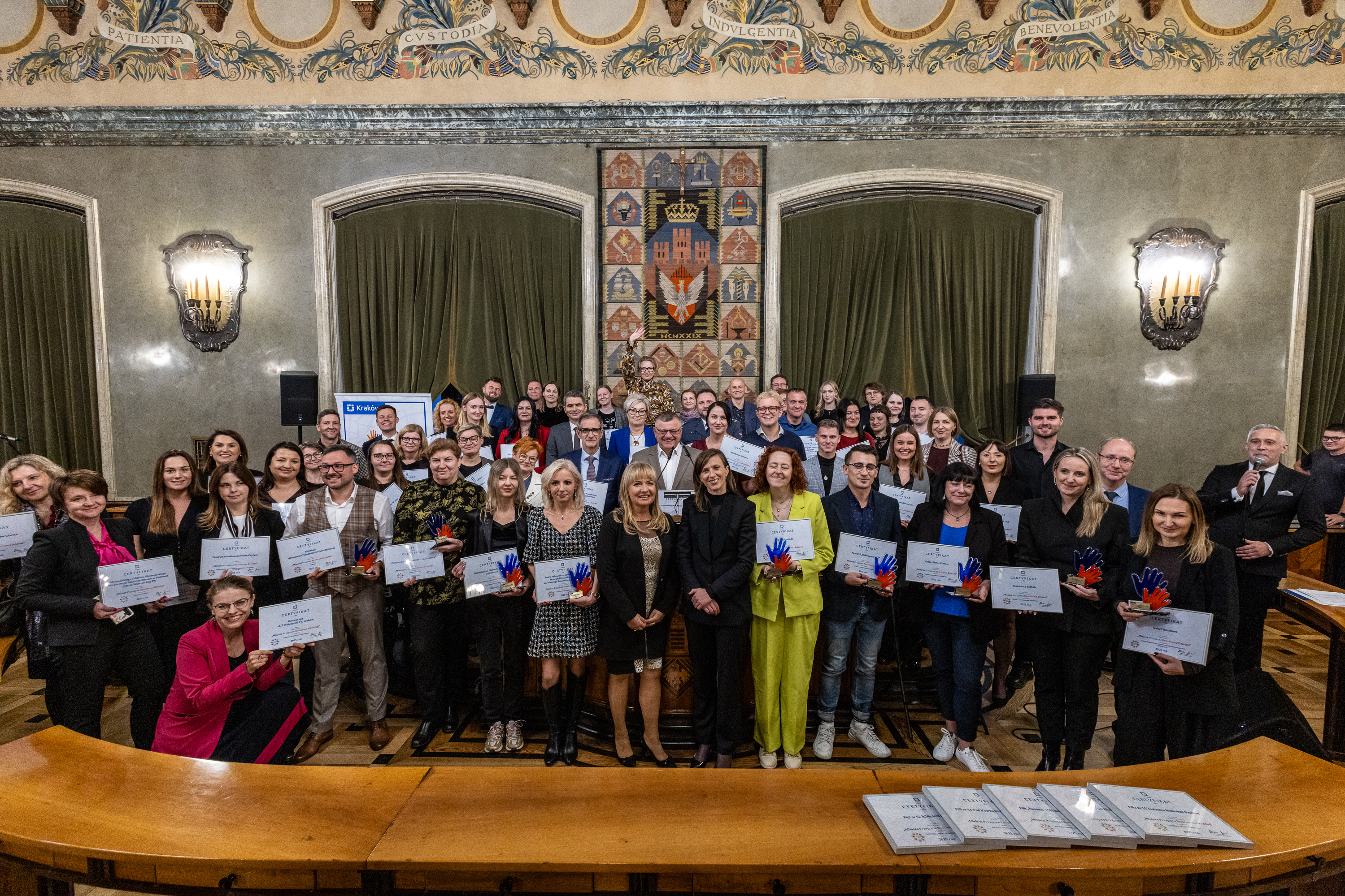 Drugie ujęcie z gali wręczenia wyróżnienia „Miejsce Przyjazne Rodzinom z Dziećmi” – Muzeum Przyrodnicze ISEZ PAN